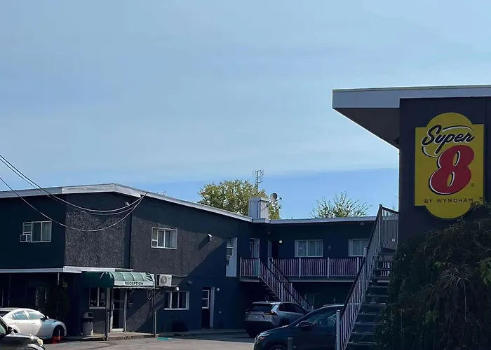 Super 8 By Wyndham Montreal Motel